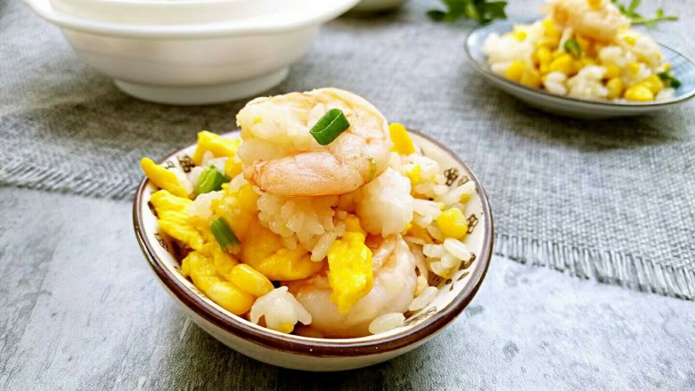 玉米虾仁蛋炒饭。,一碗都不过瘾哦!