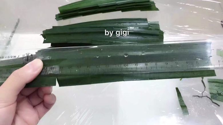 泰國椰汁西米糕- 更新班蘭盒子制作圖,首先制作班蘭盒子:將班蘭葉洗淨後頭尾剪去 取中間部分用直尺量度 這次做的3.5x3.5大小的盒子(大小可以自己調整)分別在3.5 7 10.5 14 17.5厘米處剪一小口 剪至中間部分 不要剪斷 最後在17.5厘米處剪斷 共5等分(量度剪得越精凖 成品形狀越方越好看 )