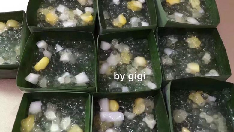 泰國椰汁西米糕- 更新班蘭盒子制作圖,趁熱將西米放在班蘭葉上(每個7分滿)