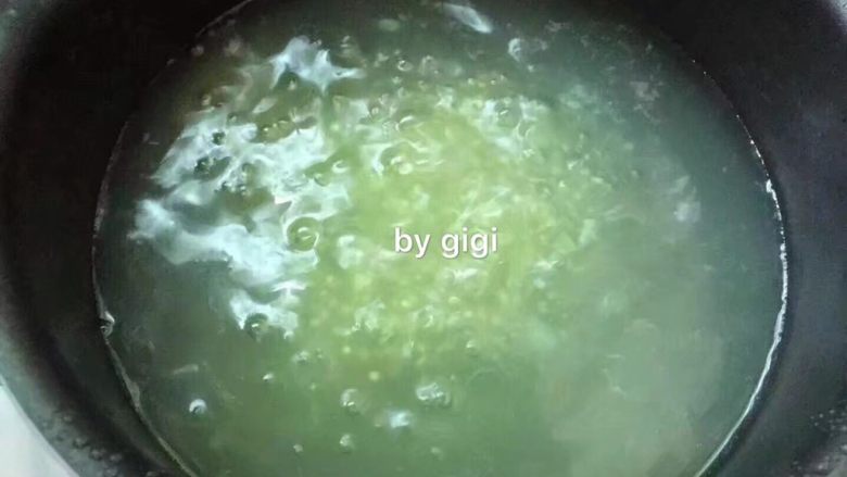 泰國椰汁西米糕- 更新班蘭盒子制作圖,鍋中放適量<a style='color:red;display:inline-block;' href='/shicai/ 156925'>水</a>煮開 加西米小火煮15分鐘(中途不時攪拌)關火 加蓋燜20分鐘