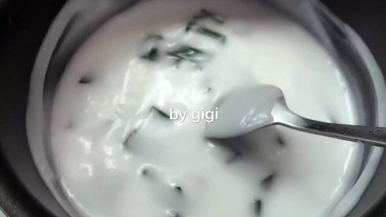 泰國椰汁西米糕- 更新班蘭盒子制作圖,100ml水加入玉米澱粉完全拌至無顆粒 另100ml水加入50g砂糖和椰漿、鹽倒入鍋中加入剪塊的班蘭葉小火加熱至剛沸騰 慢慢倒入拌勻的玉米澱粉水再煮至沸騰呈濃稠狀關火 放置幾分鐘後把班蘭葉取出不要