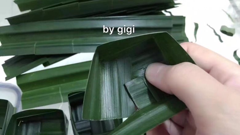 泰國椰汁西米糕- 更新班蘭盒子制作圖,疊至第4片時要注重:如圖所示上下交叉疊進去(這裡如果沒交叉疊進去 盒子底部會翹起不工整)