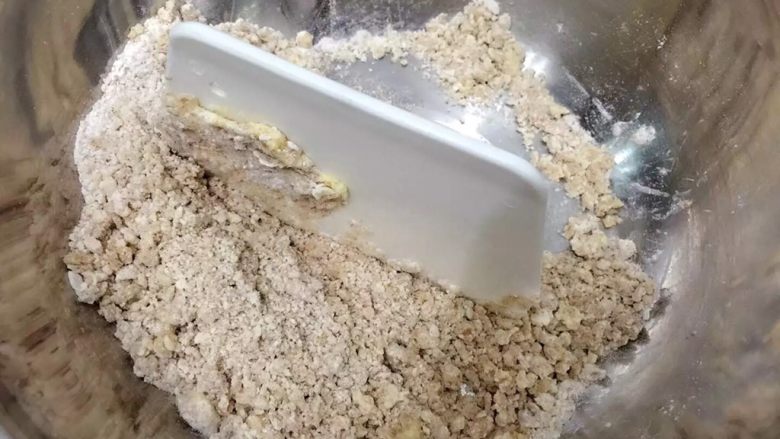 脆皮香草奶油泡夫-最接近bread papa版本,制作脆皮:黃油切小塊 室溫放軟 糖霜黑糖粉和麵粉過篩放入 先用刮刀切拌方式混合成碎渣狀 然後用手抓成團