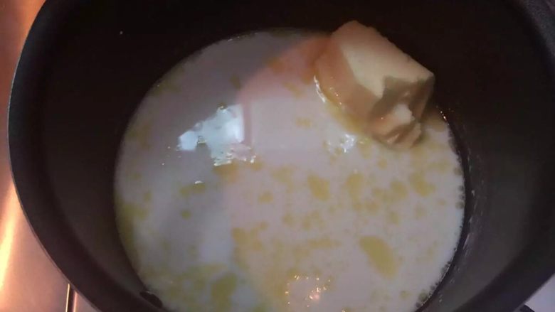 脆皮香草奶油泡夫-最接近bread papa版本,泡夫皮制作:將<a style='color:red;display:inline-block;' href='/shicai/ 219'><a style='color:red;display:inline-block;' href='/shicai/ 219'>牛奶</a></a> 黃油 鹽 砂糖放入鍋中加熱沸騰