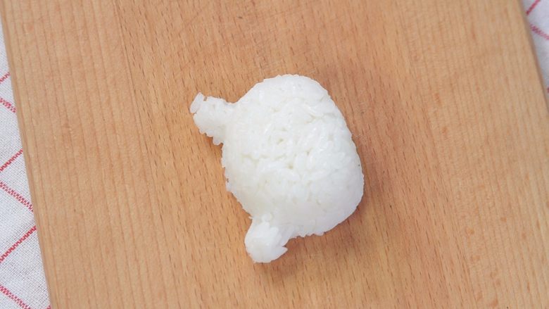 让熊孩子爱上吃饭的熊猫饭团,在模具中放上一层米饭,再放上一层肉松,最后放上米饭,用模具压出小熊猫的样子