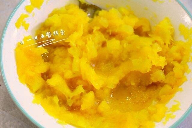 南瓜发糕,南瓜去籽去皮，切块上锅蒸熟。南瓜捣烂成南瓜泥。
🌻小贴士：想要更细腻的口感，南瓜用料理机打成泥，成品就看不见南瓜颗粒了。