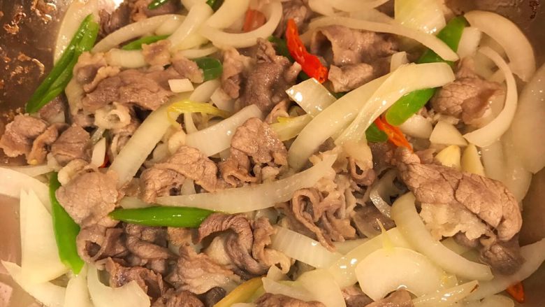 牛肉饭,放肥牛翻炒至入味 ...
