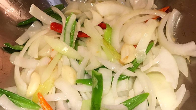 牛肉饭,放油 葱姜蒜 放洋葱 炒两分钟 ...
