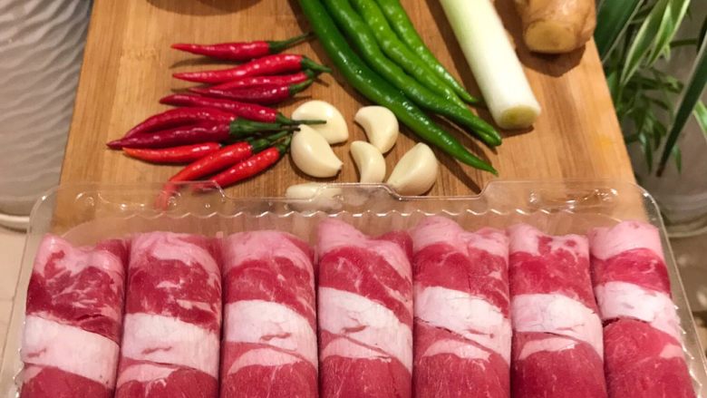 牛肉饭,准备葱<a style='color:red;display:inline-block;' href='/shicai/ 37'>姜</a>蒜<a style='color:red;display:inline-block;' href='/shicai/ 61'>青椒</a>辣椒洋葱牛肉 把饭蒸上 ...
