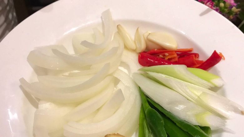 牛肉饭,洋葱切条 葱 辣椒 青椒切宽丝 去籽 ...
