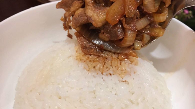 牛肉饭,大火约几分钟 炖至剩少量汤汁 盛<a style='color:red;display:inline-block;' href='/shicai/ 507'>米饭</a> 将菜直接盖到饭上 ...