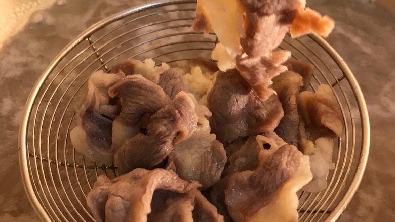 牛肉饭,<a style='color:red;display:inline-block;' href='/shicai/ 226'>肥牛</a>用热水烫一下 捞出沥干 ...
