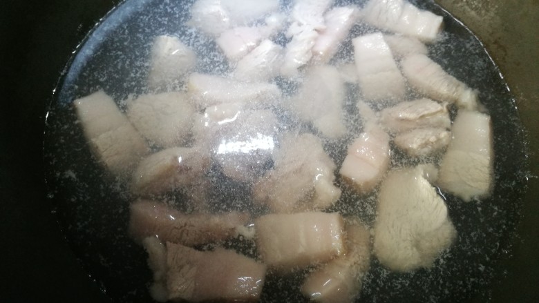 黄鳝烧肉,把水烧开,猪肉过水(使肉质缩紧,口感更好)。