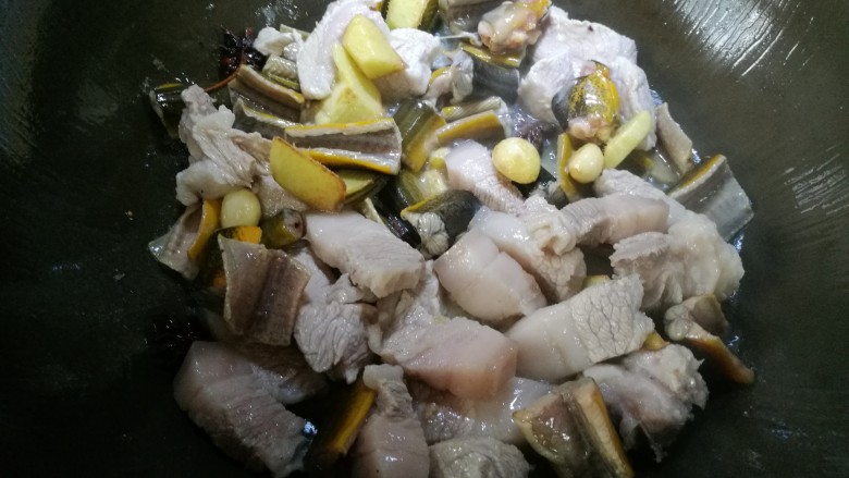 黄鳝烧肉,放入准备好的黄鳝、猪肉,改大火,翻炒一下。