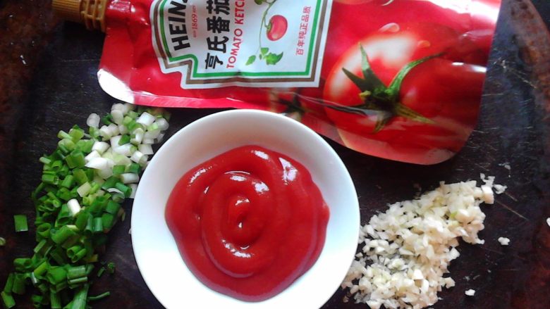 三分钟搞定营养美味的早餐,我这里选择了<a style='color:red;display:inline-block;' href='/shicai/ 699'>番茄酱</a>,大家也可以选择其他的~
黑椒酱,沙拉酱或者千岛酱都是很不错的选择