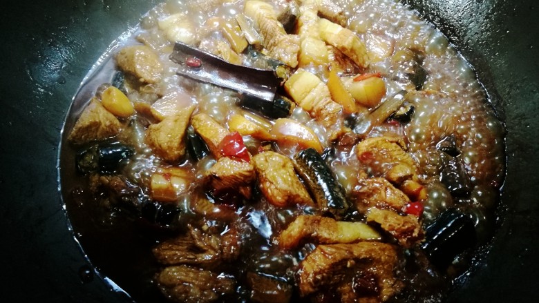 黄鳝烧肉,3分钟后,翻一下,不要多动,黄鳝容易脱散,中小火慢慢煨至鳝段入味。