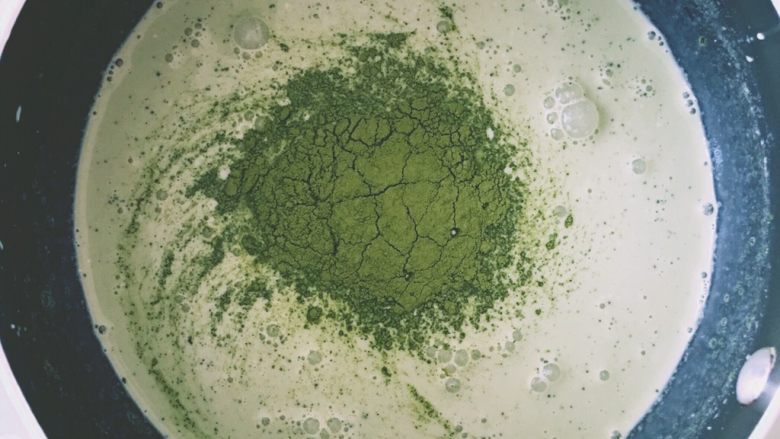 椰蓉抹茶奶豆腐—无需烤箱系列,余下的牛奶、<a style='color:red;display:inline-block;' href='/shicai/ 8197'>淡奶油</a>、细砂糖混合均匀,分次少量加入抹茶粉,每次都用茶筅搅打均匀
