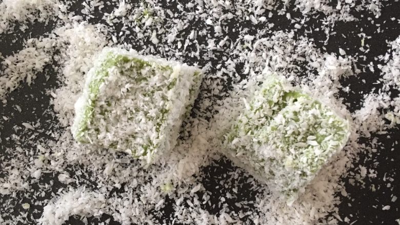椰蓉抹茶奶豆腐—无需烤箱系列,倒扣容器,将奶豆腐切成块,滚满椰蓉即可