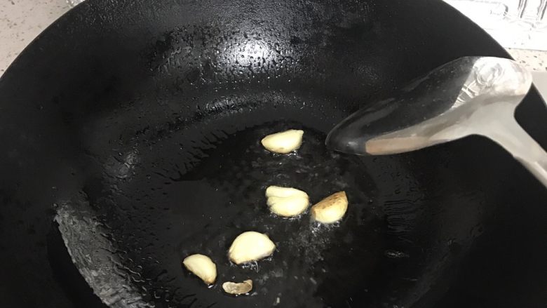 咖喱土豆鸡翅,下<a style='color:red;display:inline-block;' href='/shicai/ 2794'>大蒜</a>，炒香