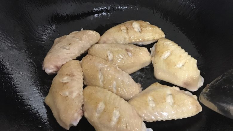 咖喱土豆鸡翅,一面黄后，翻一面，待两面都变色