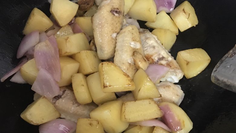 咖喱土豆鸡翅,下入之前盛好的配菜，一起翻炒