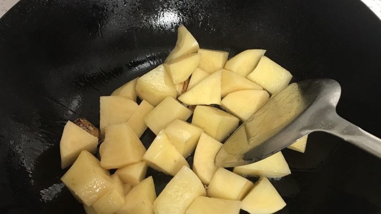 咖喱土豆鸡翅,先单独炒土豆，这样土豆会更美味点