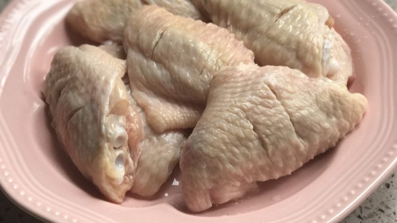 咖喱土豆鸡翅,<a style='color:red;display:inline-block;' href='/shicai/ 96'>鸡翅</a>泡出血水，划好刀印