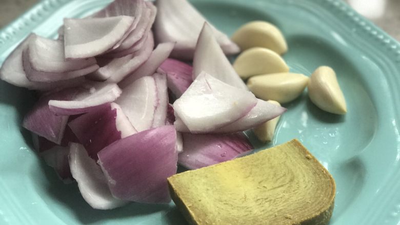 咖喱土豆鸡翅,准备好配菜