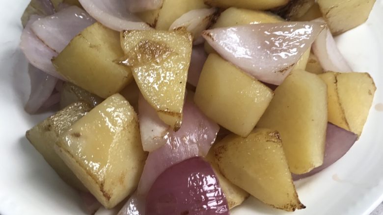 咖喱土豆鸡翅,翻炒3分钟后，盛起备用