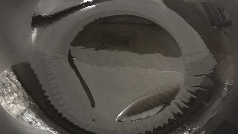 咖喱土豆鸡翅,锅烧热，倒入油