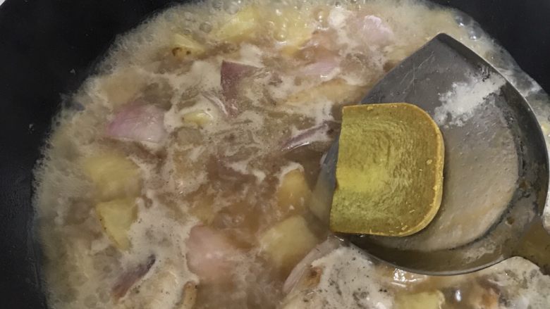 咖喱土豆鸡翅,下入<a style='color:red;display:inline-block;' href='/shicai/ 693'>咖喱</a>，捣碎，使得<a style='color:red;display:inline-block;' href='/shicai/ 693'>咖喱</a>完全融化