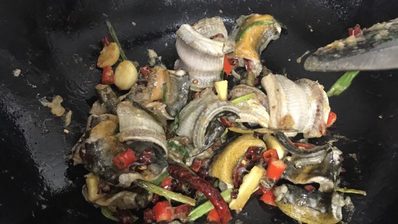 火爆鳝段,待炒出香味后,加入鳝段,快速翻炒
