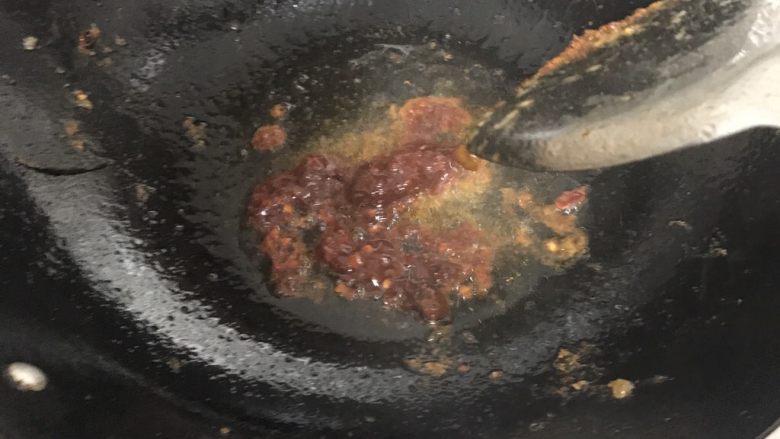 火爆鳝段,锅内入油,舀两勺豆瓣酱,锅内炒香