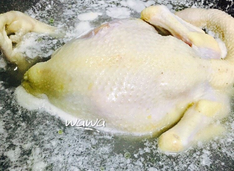 汤食美味—参鸡汤,待煮出浮沫,从锅中捞出。