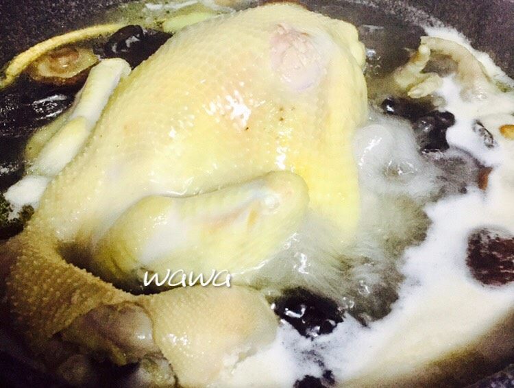 汤食美味—参鸡汤,待汤汁沸腾,转中火继续炖煮