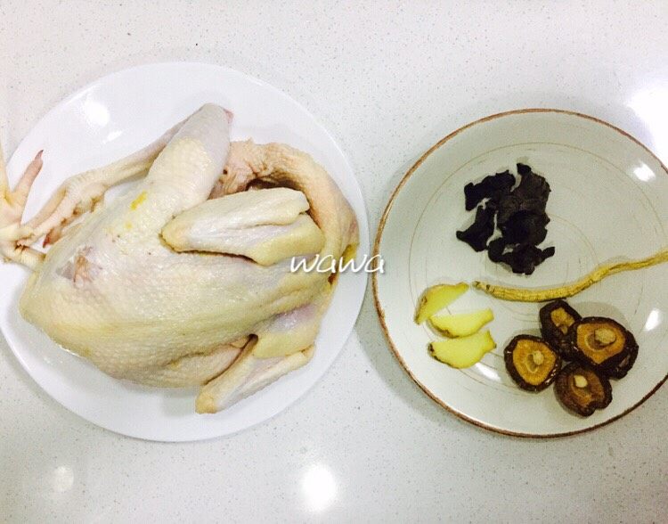 汤食美味—参鸡汤,准备好所需食材,鸡洗净备用
