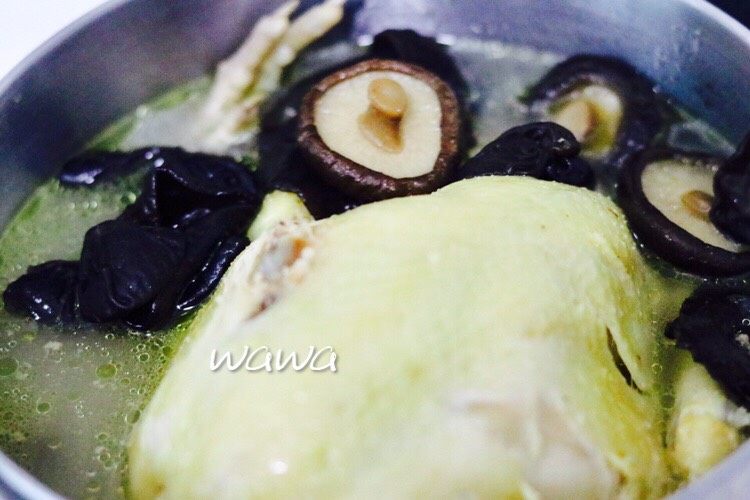 汤食美味—参鸡汤,盛出装盘,鸡汤清淡入味又营养,鸡肉炖的熟而不烂,外观完好,用筷子一碰就自动脱落,特别好吃。