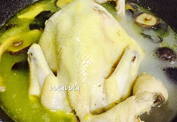 汤食美味—参鸡汤,炖好后开盖,撇油(判断生熟的标准:筷子能轻松插入鸡肉中并拔出)