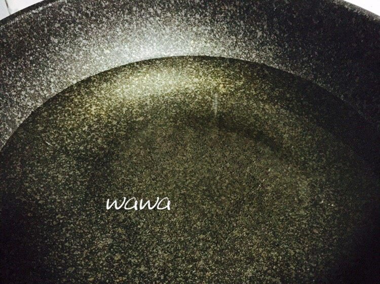 汤食美味—参鸡汤,另取一锅,把刚烧好的开水倒入锅中,开火继续煮沸