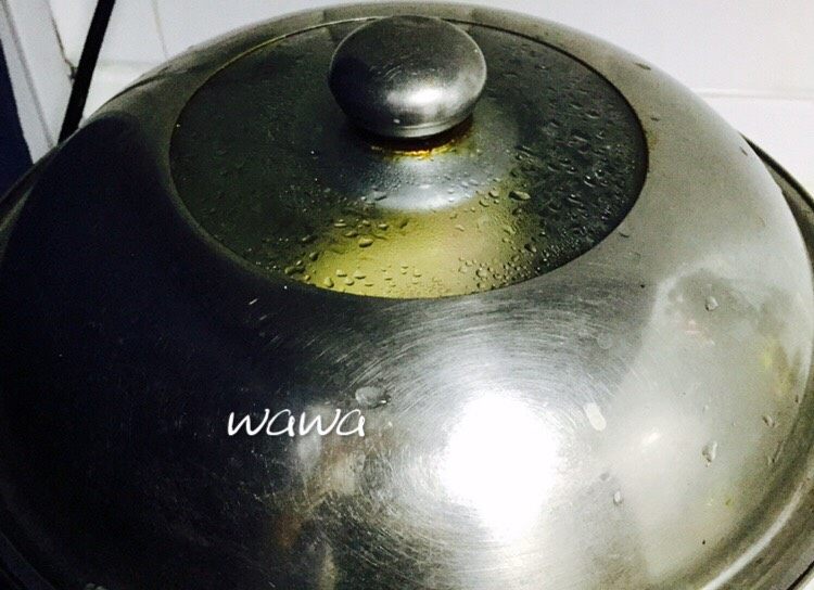 汤食美味—参鸡汤,盖锅盖转小火炖煮,炖煮的时间视鸡的品种决定。老母鸡要久一些,普通的鸡不要超过40分钟,鸡肉容易熟,炖太久会炖烂。