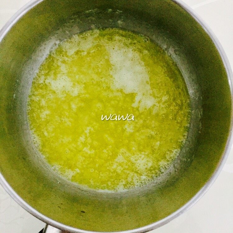 消灭剩余吐司—冰淇淋厚多士,切忌大火,以免焦糊。融化后的黄油应该是图中的金黄色