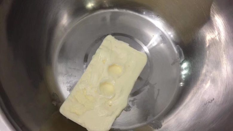 冰淇淋曲奇,黃油置室溫 放至微軟(此食譜黃油一定要微軟的程度)用手稍用力按壓能戳進去 如果是很輕易能戳進去則表示太軟了 要放冰箱冷藏一會兒