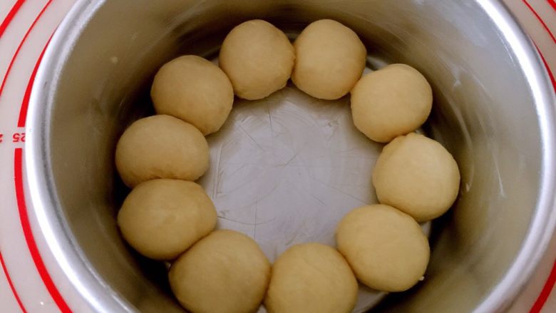 牛奶软包,揉圆放入六寸磨具里(磨具里事先涂上黄油)