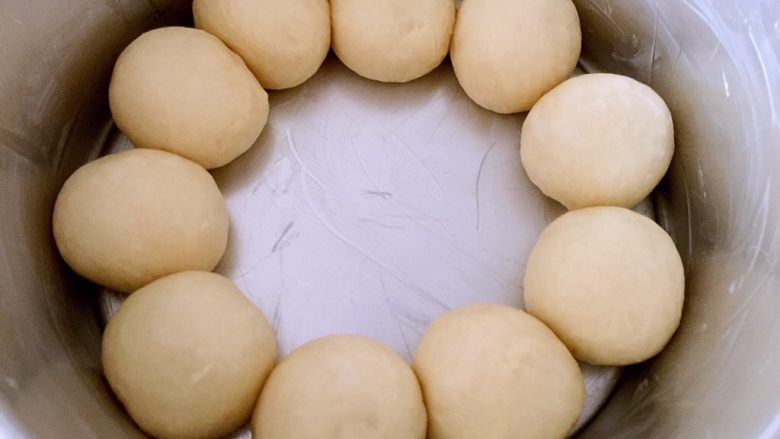 牛奶软包,放入八寸活底蛋糕模具里(模具里事先涂上黄油)