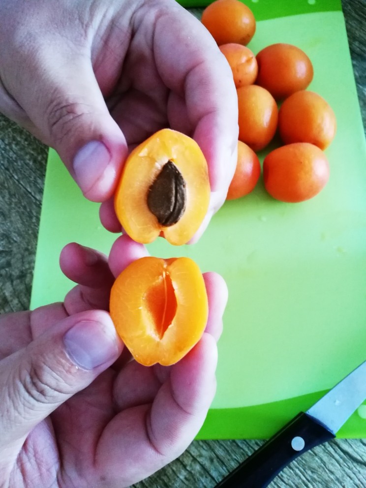 冰糖杏罐头做法,用小刀切开,去除杏核