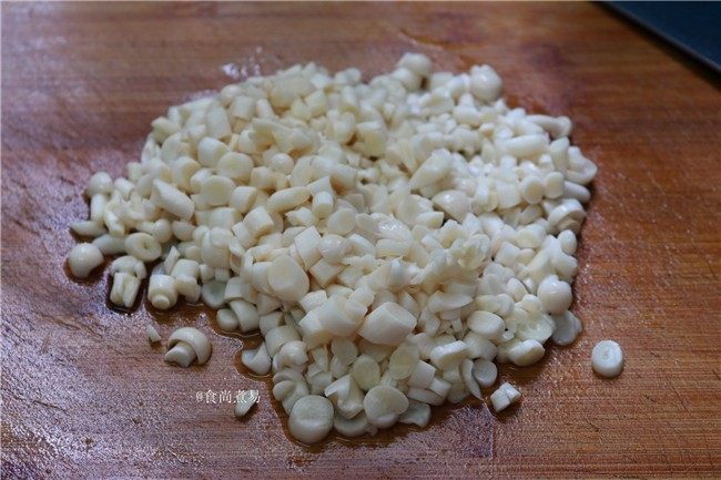 滋味三鲜馅煎饼,捞起挤干水分,切碎