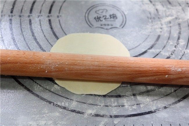 滋味三鲜馅煎饼,取一个小面团,擀薄