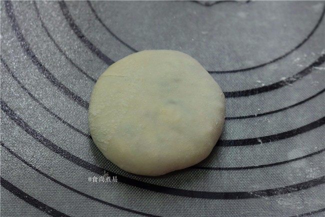 滋味三鲜馅煎饼,收口朝下,用手掌轻轻按扁馅饼
