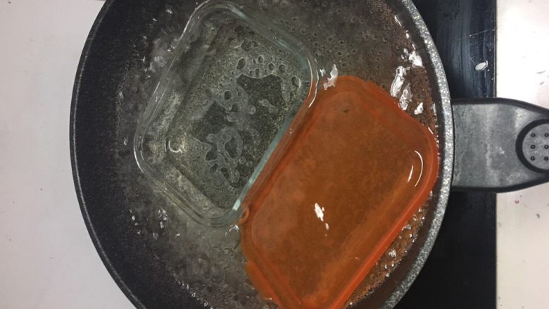 自制蓝莓酱,先将玻璃器皿用开水煮一下,五分钟左右,量干,一点水不要有,不然影响蓝莓酱保存期