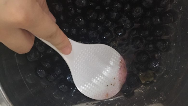 自制蓝莓酱,浸泡15-20分钟,待白砂糖都化了,用铲子或者捣蒜的捣子将蓝莓撵碎